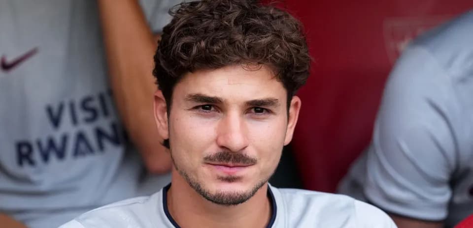 Joueur assis sur le banc de touche, regardant l'objectif