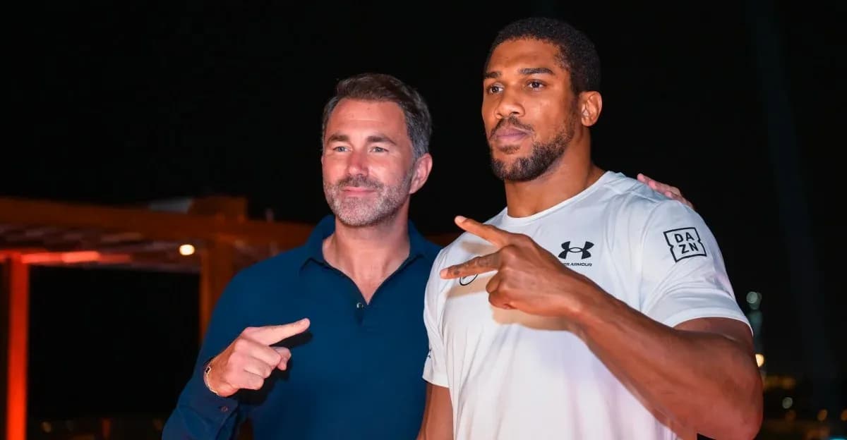 Deux hommes posant ensemble lors d'un événement