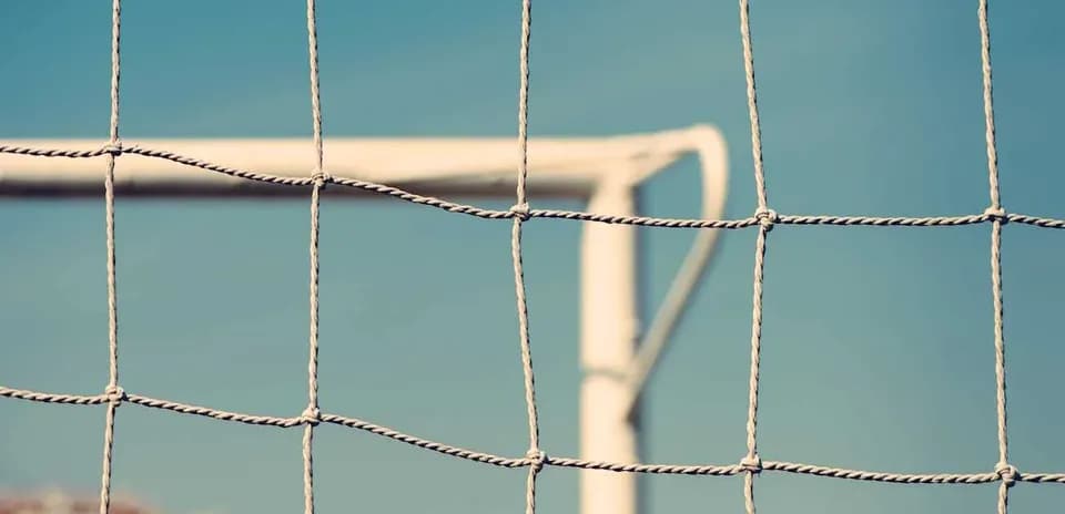 Filet de but de football avec ciel en arrière-plan
