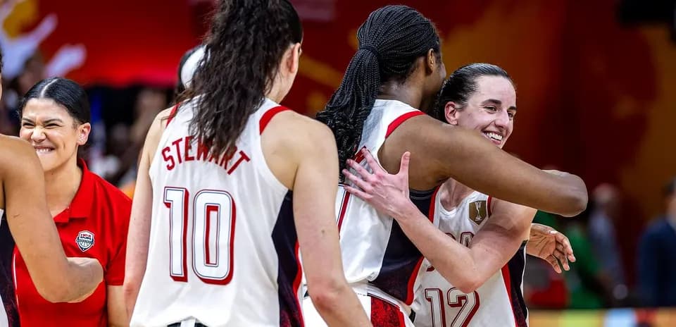 Joueuses de basketball célébrant sur le terrain