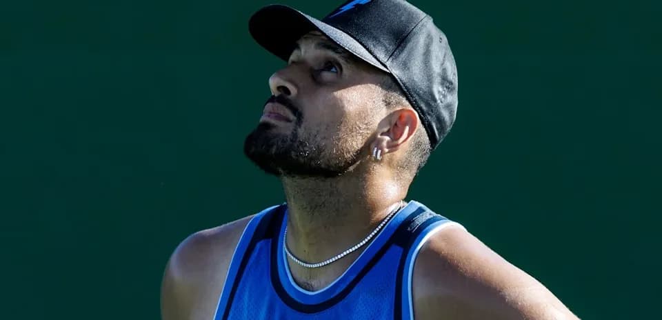 Joueur de tennis regardant vers le ciel sur le terrain