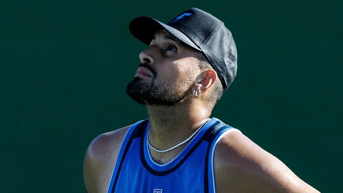 Joueur de tennis regardant vers le ciel sur le terrain