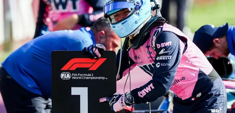 Pilote tenant un panneau numéro 1 en F1