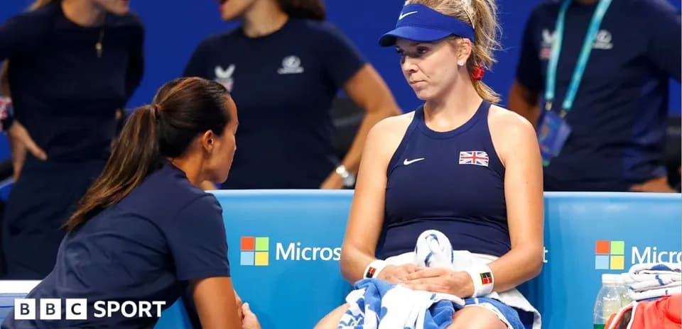 Joueuse assise avec entraîneur pendant un match de tennis