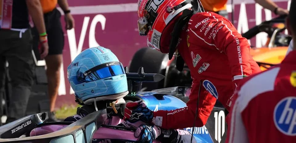 Pilote en combinaison rouge s'approchant d'un pilote en bleu
