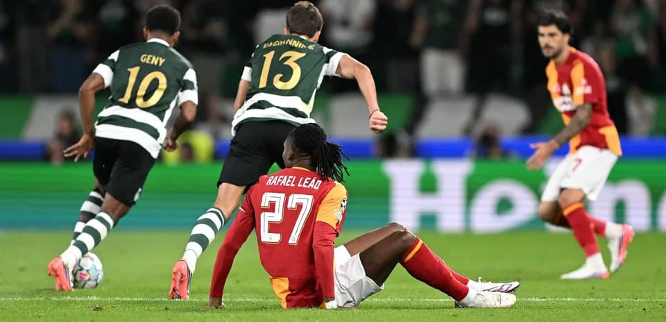 Rafael Leão assis sur le terrain après une chute