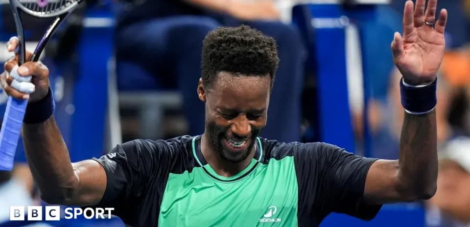 Joueur de tennis levant les bras après une victoire