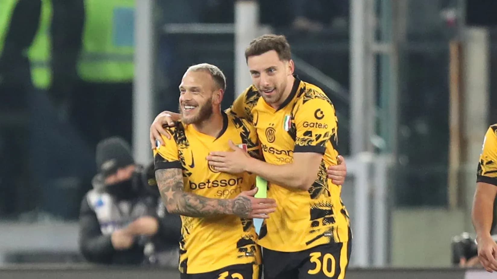 Joueurs célébrant un but sur le terrain