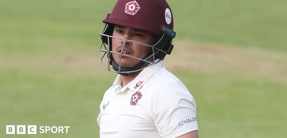 Joueur de cricket portant un casque sur le terrain