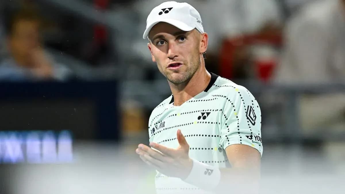 Joueur de tennis discutant pendant un match