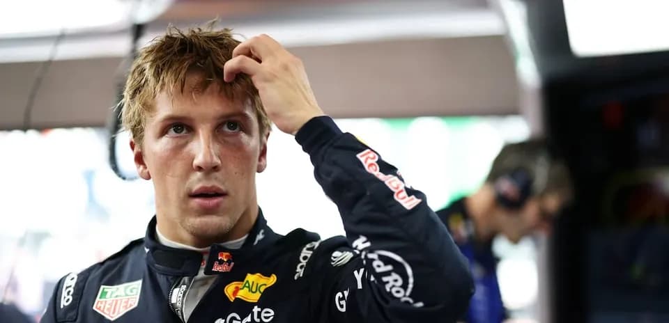 Pilote de Formule 1 dans le garage avant la course