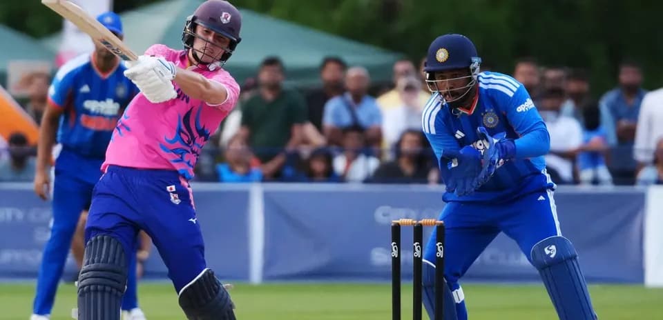 Batteur frappant la balle pendant un match de cricket
