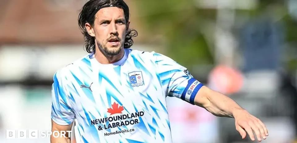 Joueur en action avec un maillot bleu et blanc