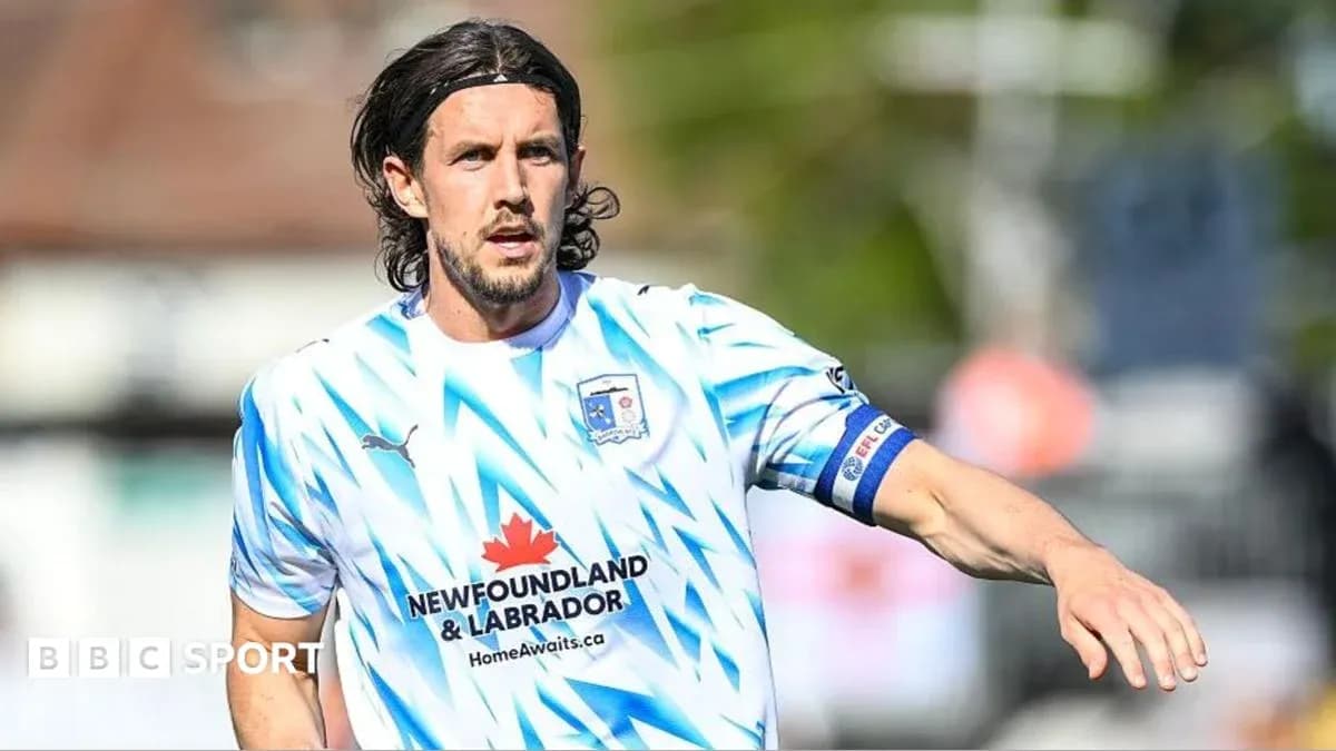 Joueur en action avec un maillot bleu et blanc