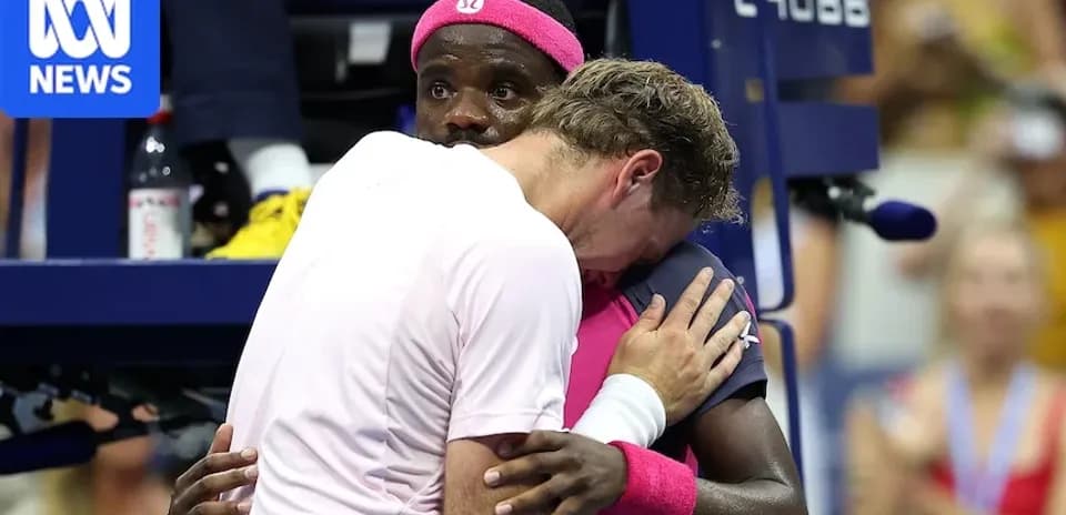 Joueurs s'enlaçant après un match de tennis