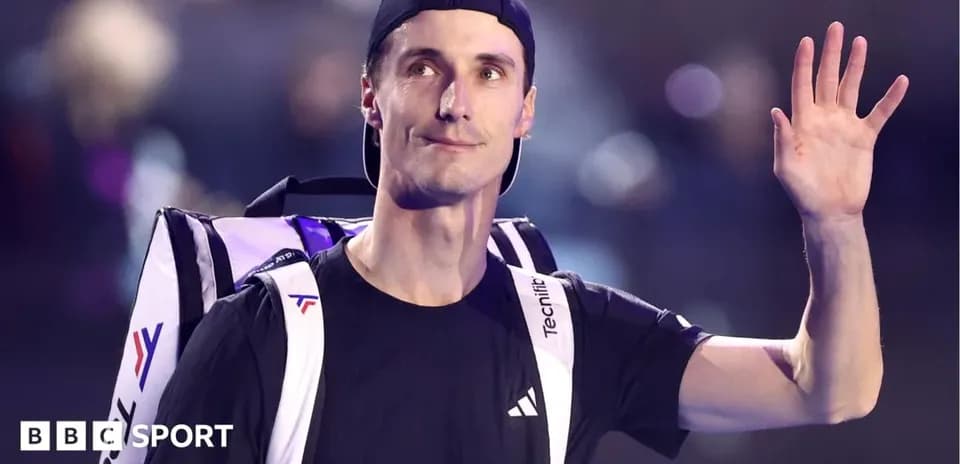 Joueur de tennis saluant avec son sac à dos
