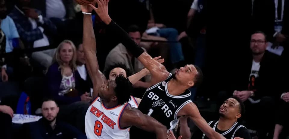 Joueur des Knicks tente un tir contre les Spurs