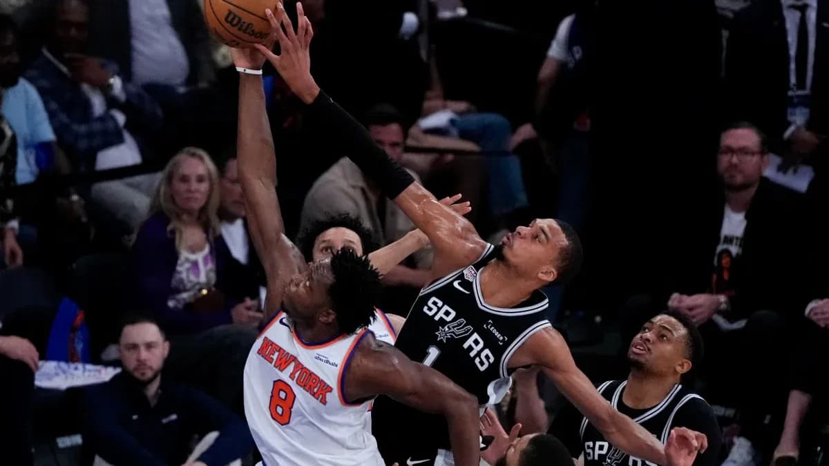 Joueur des Knicks tente un tir contre les Spurs