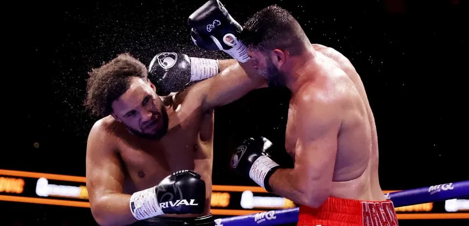 Boxeurs échangent des coups dans le ring