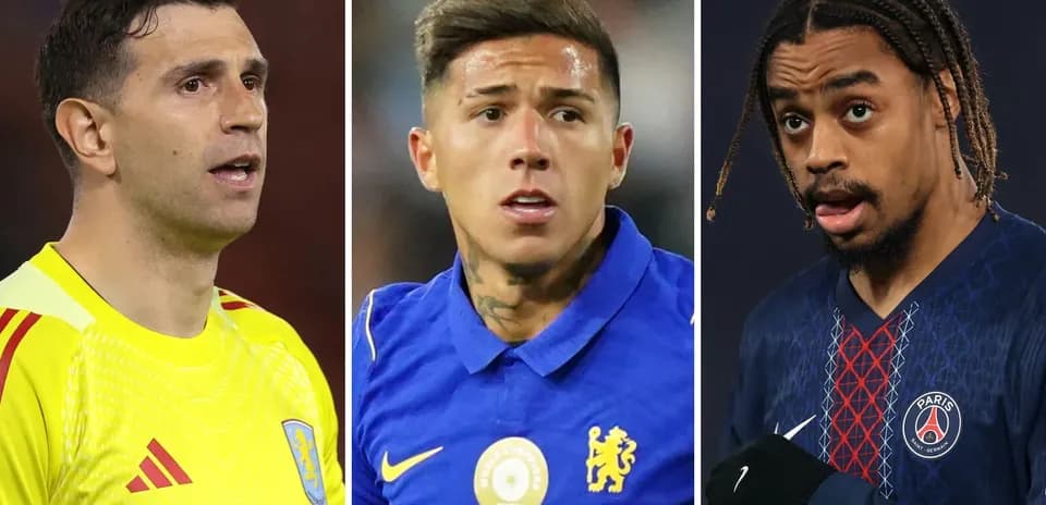 Trois joueurs de football en action