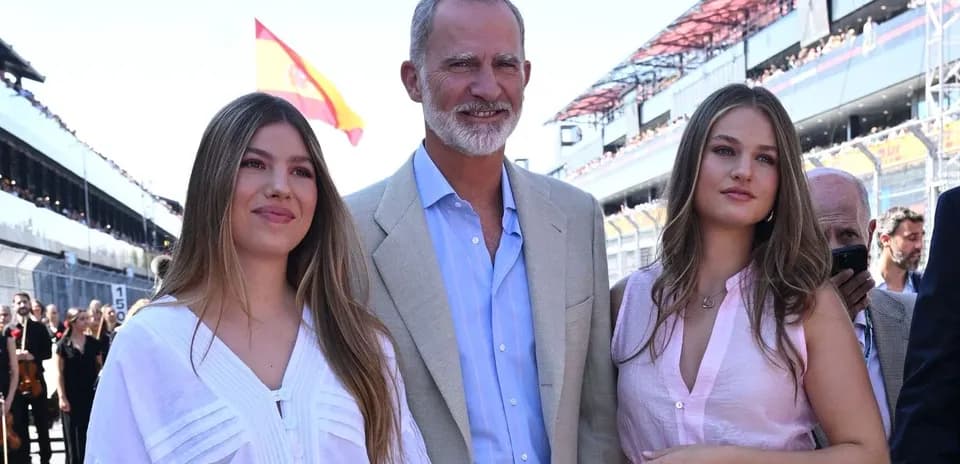 Trois personnes souriantes sur un circuit de course