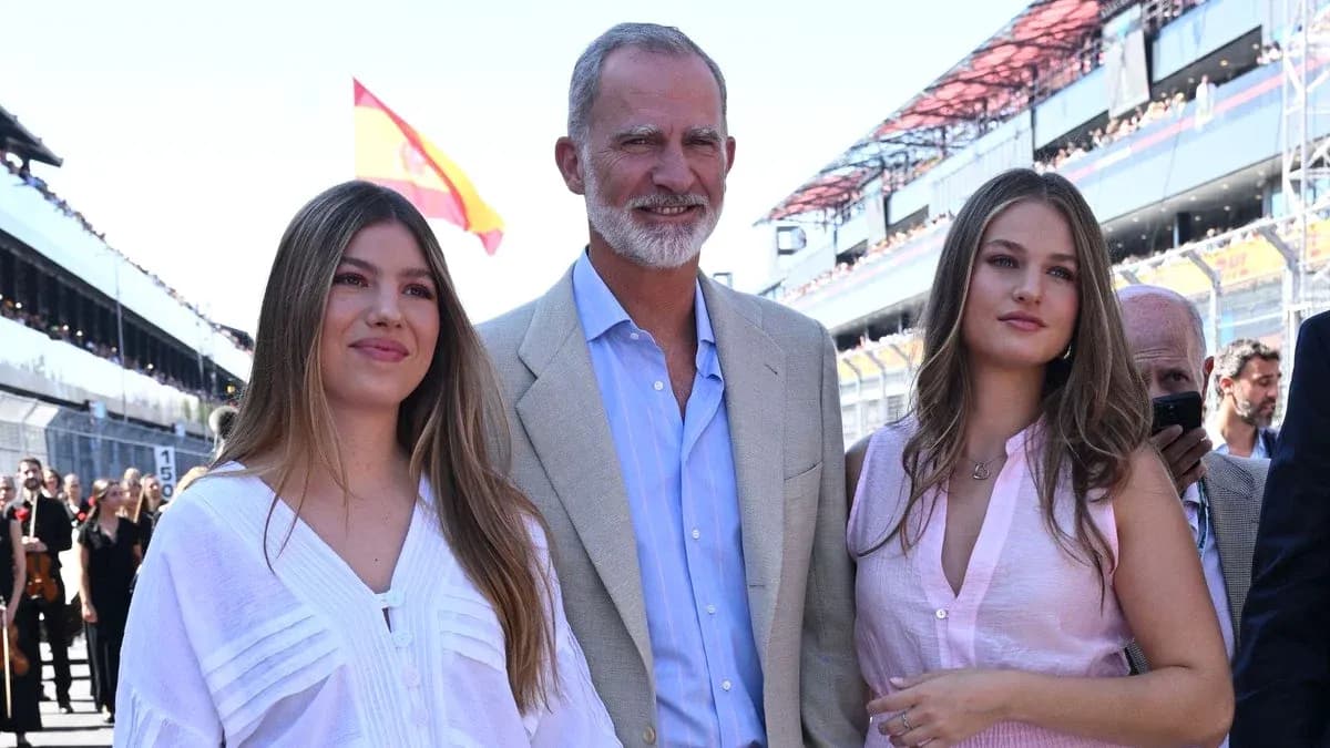 Trois personnes souriantes sur un circuit de course
