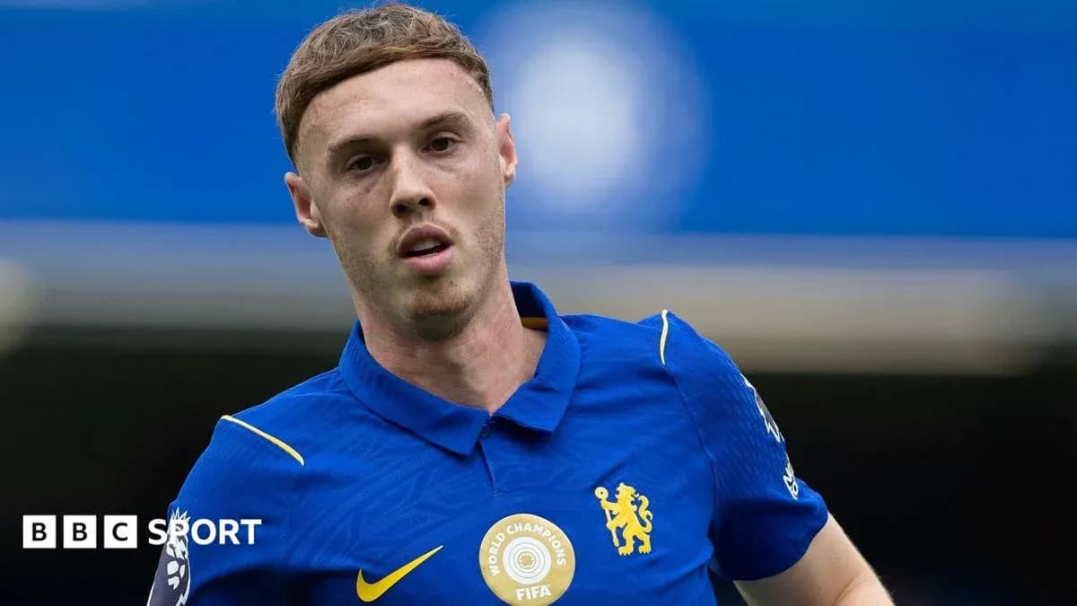 Joueur de Chelsea en maillot bleu sur le terrain