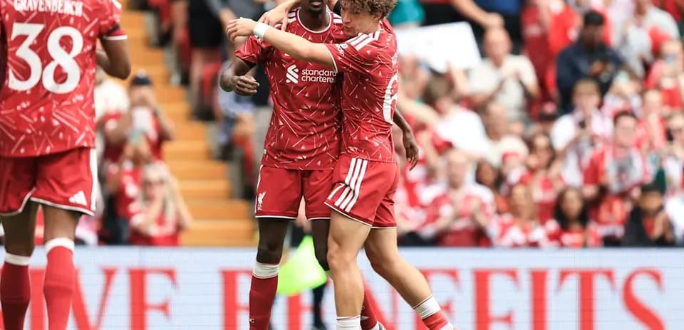 Deux joueurs de Liverpool célébrant un but ensemble
