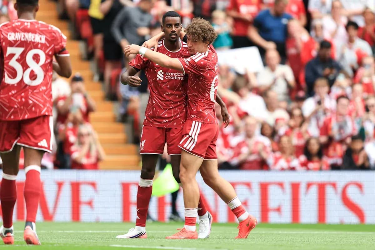 Deux joueurs de Liverpool célébrant un but ensemble