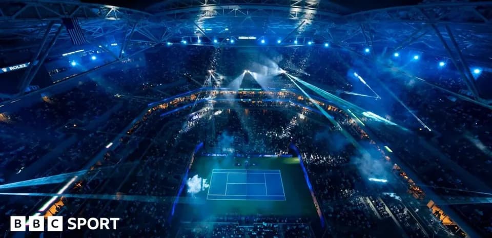 Stade rempli de spectateurs lors d'un événement de tennis