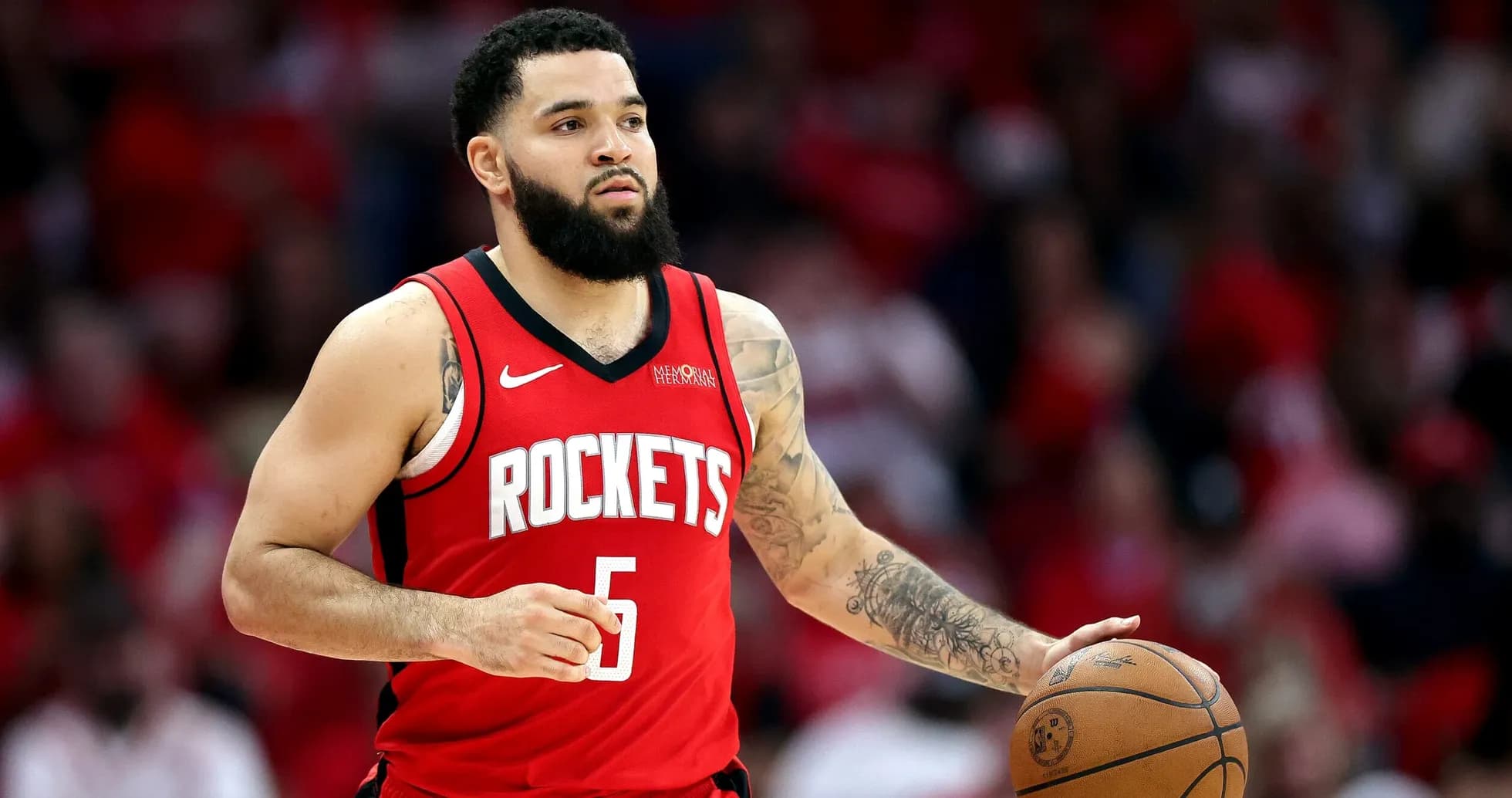 Joueur des Rockets dribblant le ballon sur le terrain