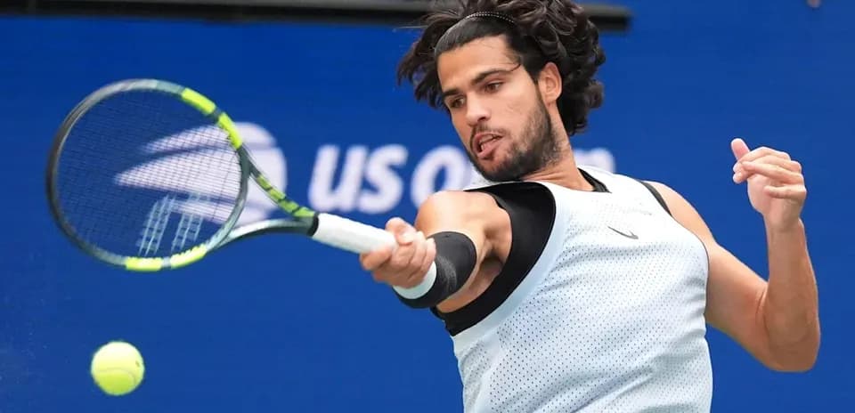Joueur de tennis frappant une balle au US Open