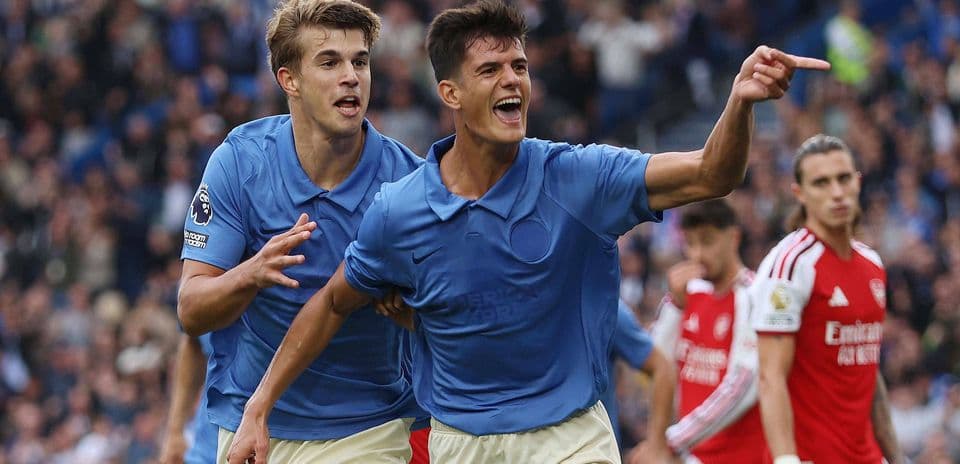 Chema Andres savoure son but spectaculaire lors de la victoire 3-0 de Brighton contre Arsenal
