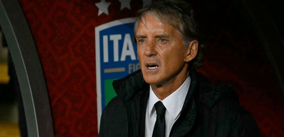 Roberto Mancini félicite les joueurs italiens pour leur performance sur un terrain difficile après la victoire contre la Turquie