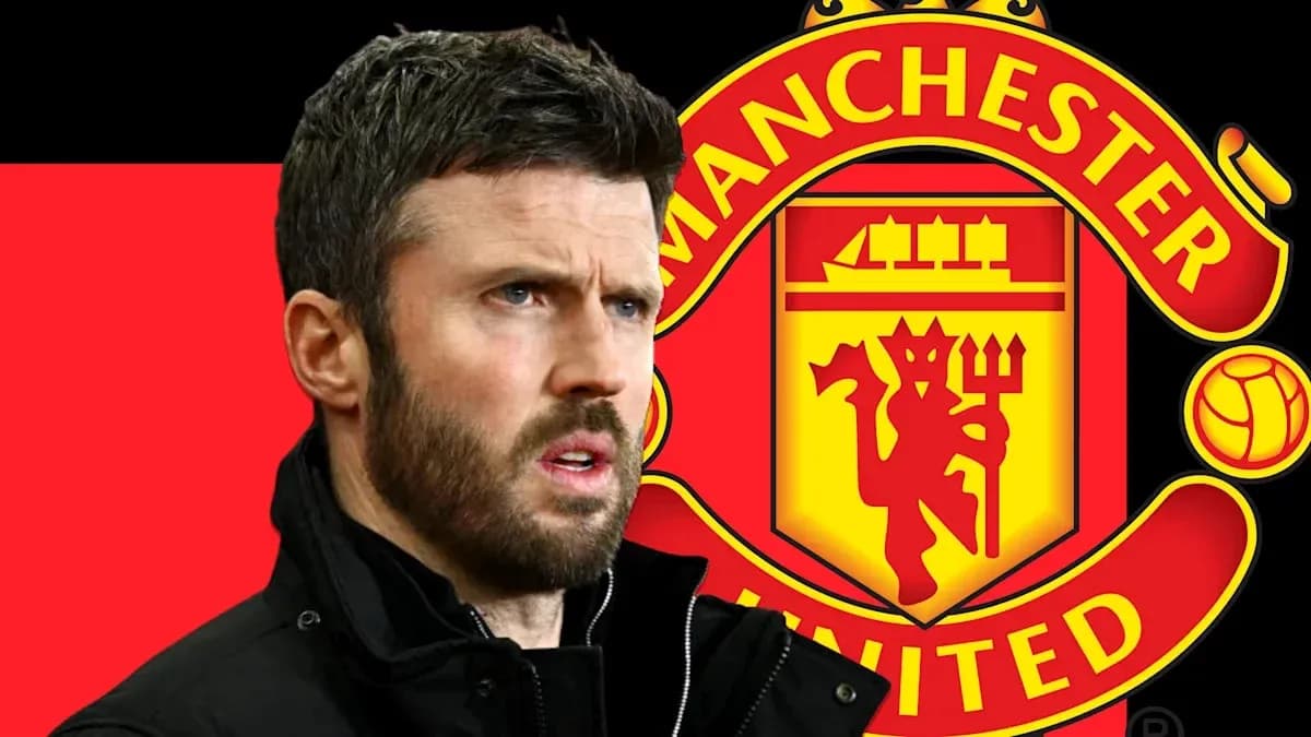 Homme sérieux devant le logo de Manchester United Homme sérieux devant le logo de Manchester United