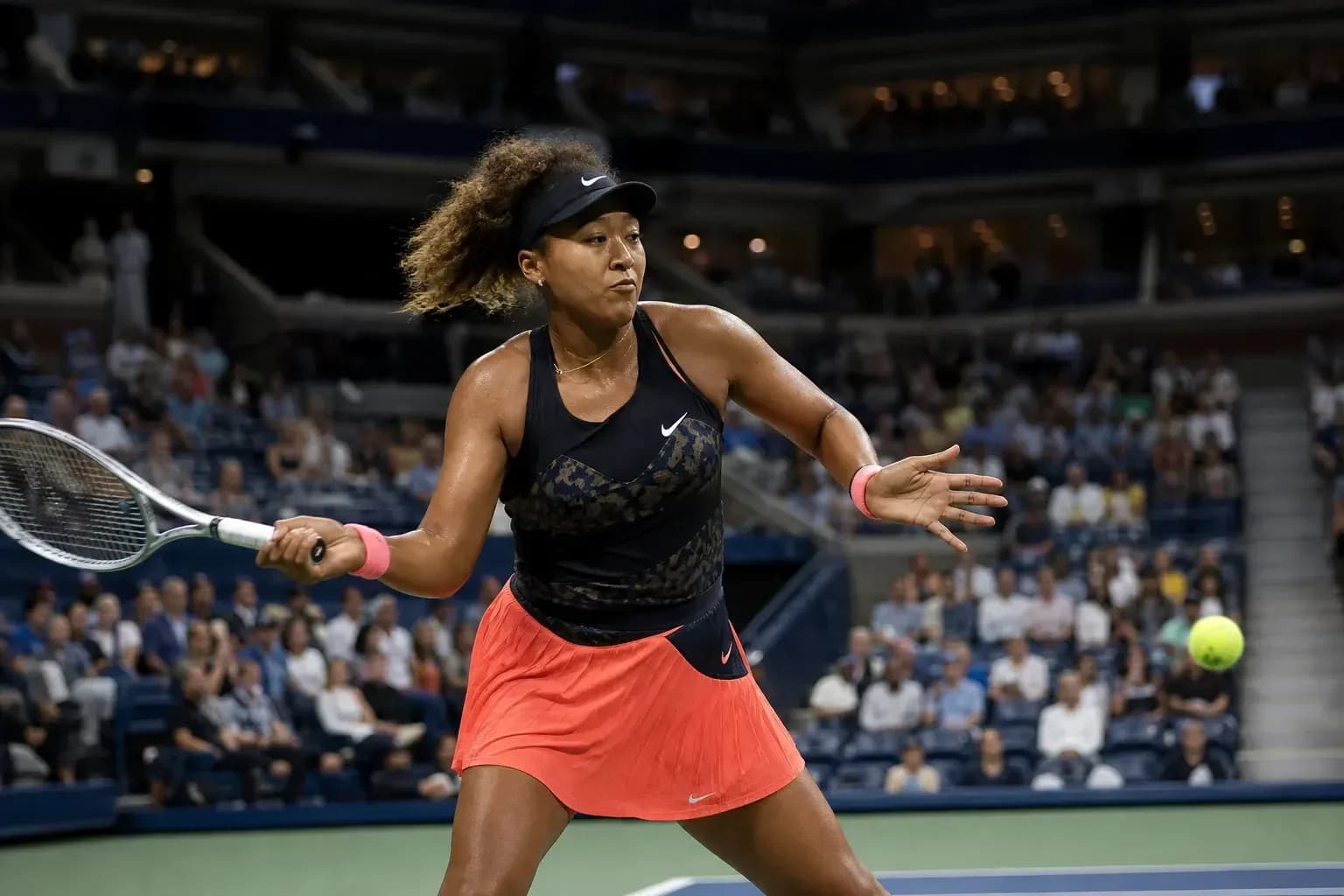 Joueuse de tennis frappant la balle sur le court Joueuse de tennis frappant la balle sur le court