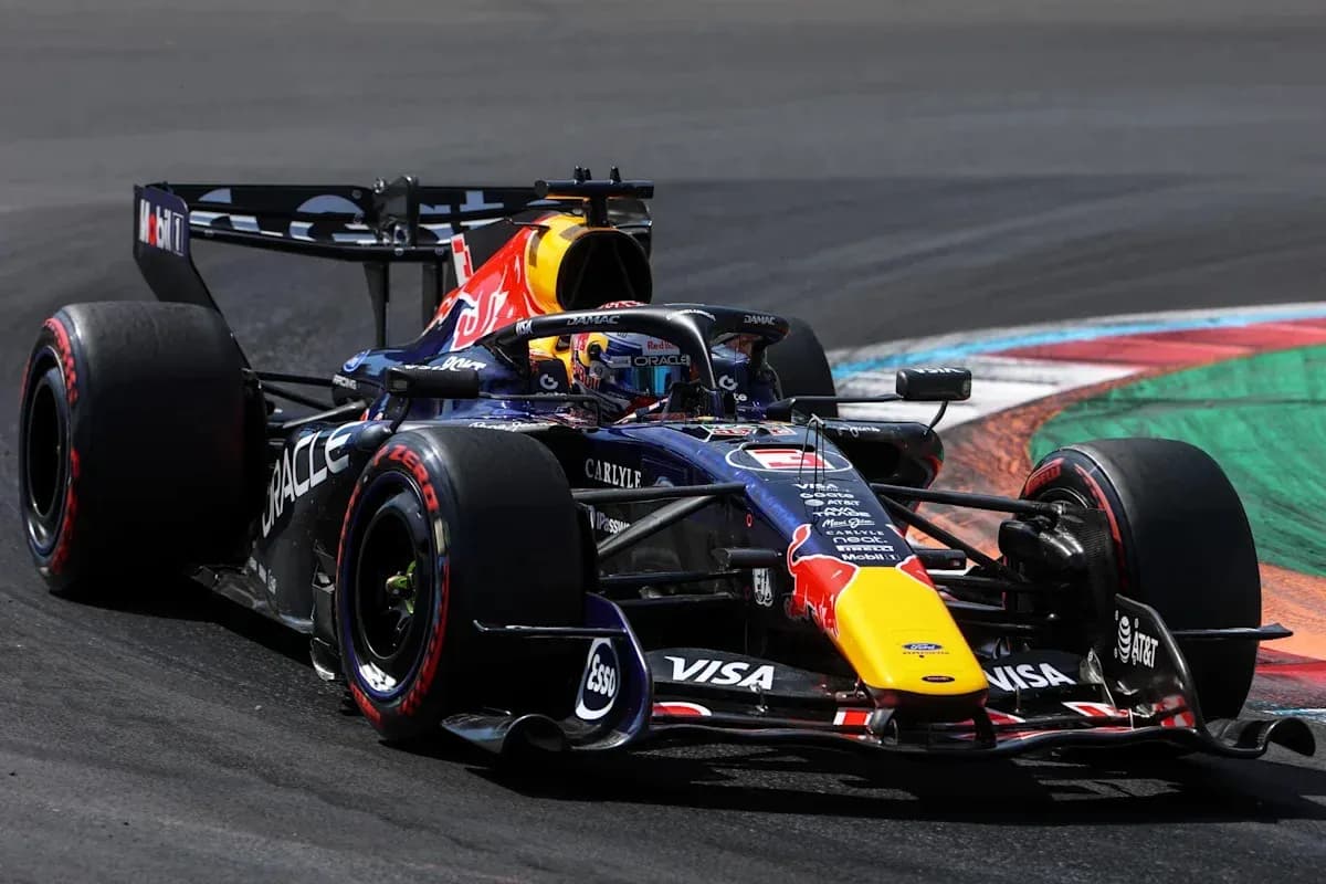 Voiture de Formule 1 Red Bull en pleine course Voiture de Formule 1 Red Bull en pleine course