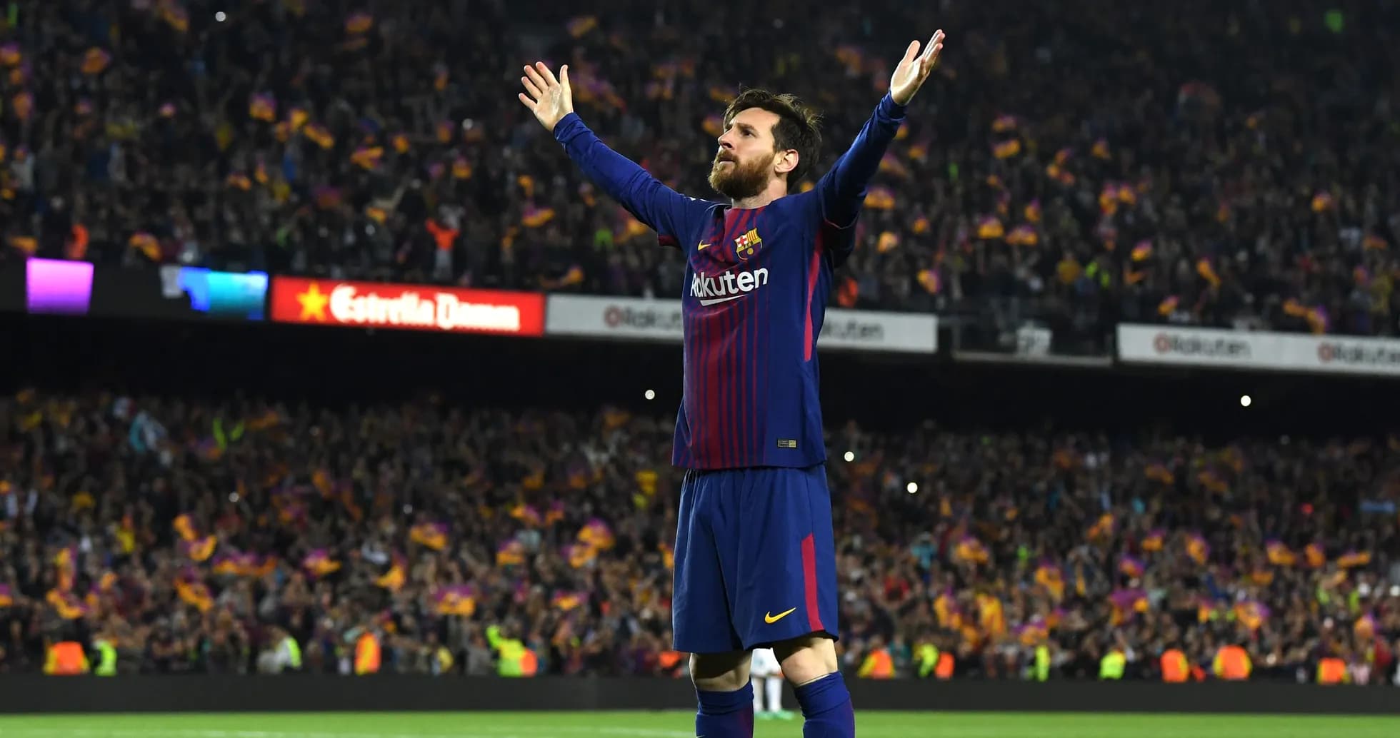 Joueur levant les bras devant des supporters de Barcelone Joueur levant les bras devant des supporters de Barcelone