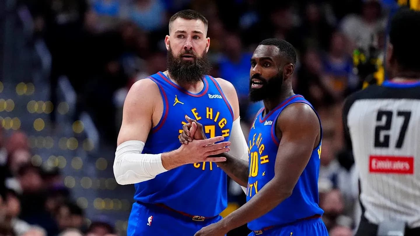 Joueurs discutant sur le terrain pendant un match Joueurs discutant sur le terrain pendant un match
