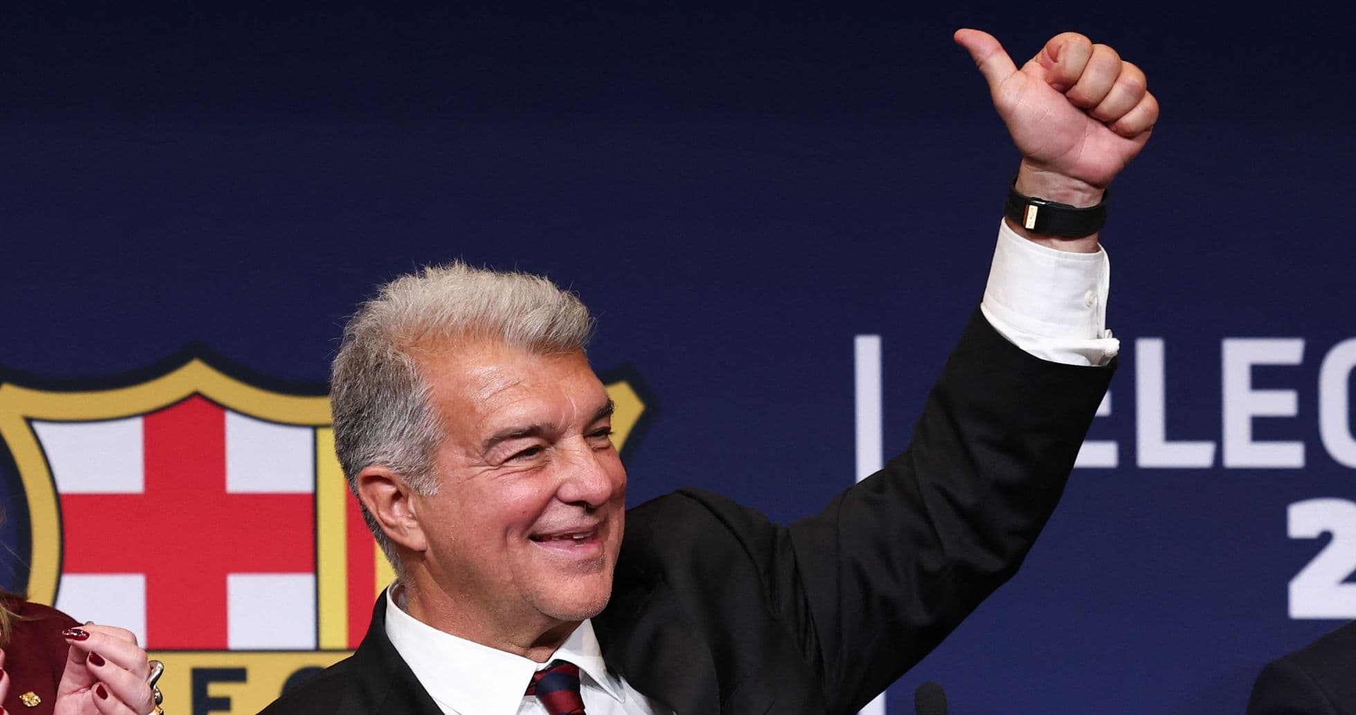 Homme levant le pouce lors d'une conférence Homme levant le pouce lors d'une conférence