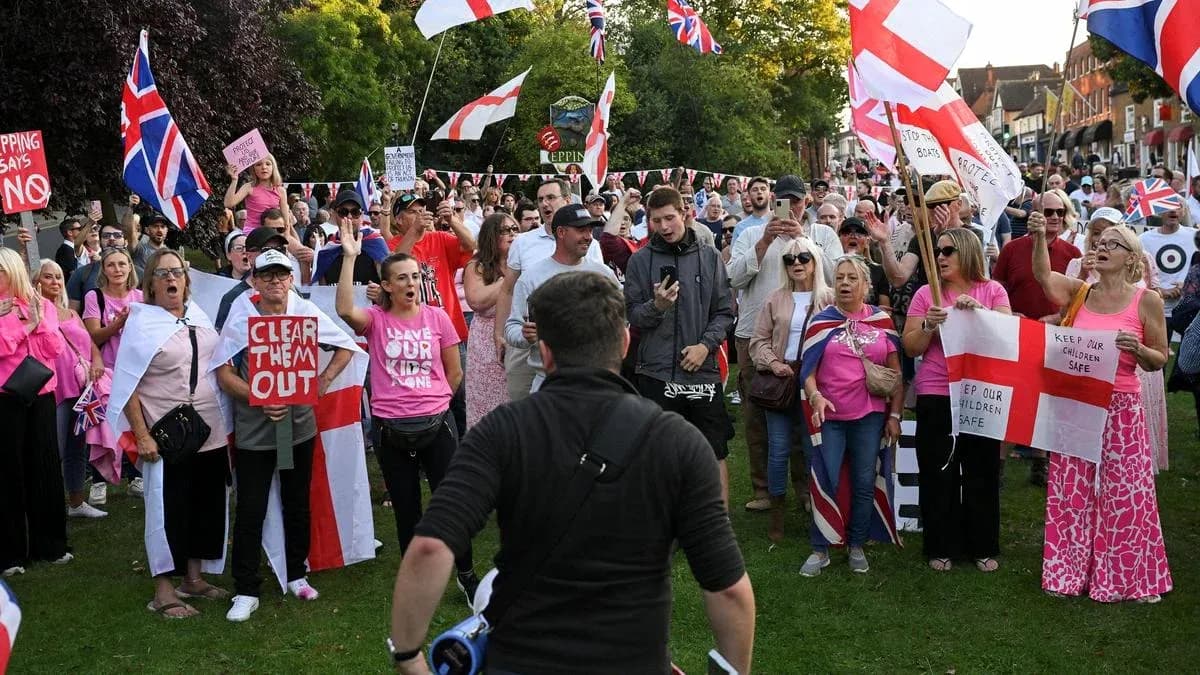 Groupe de manifestants avec des drapeaux et des pancartes Groupe de manifestants avec des drapeaux et des pancartes