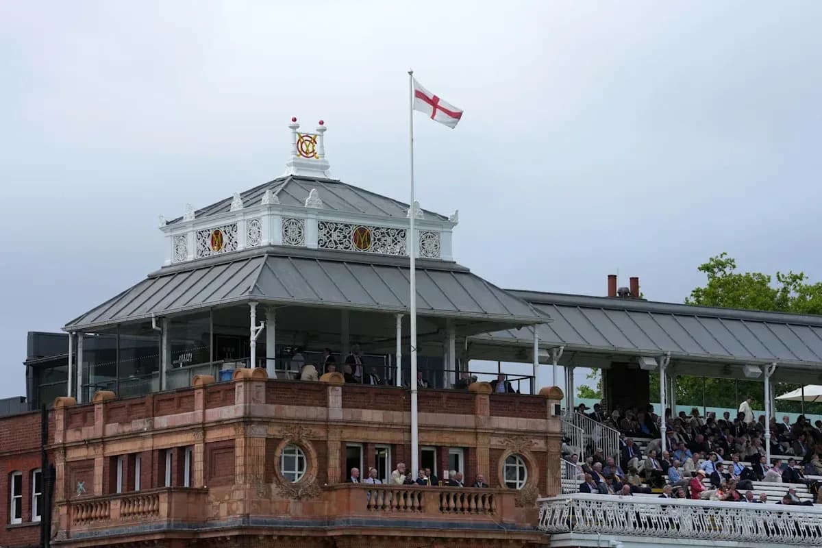 Tribune du Lord's Cricket Ground avec drapeau anglais Tribune du Lord's Cricket Ground avec drapeau anglais