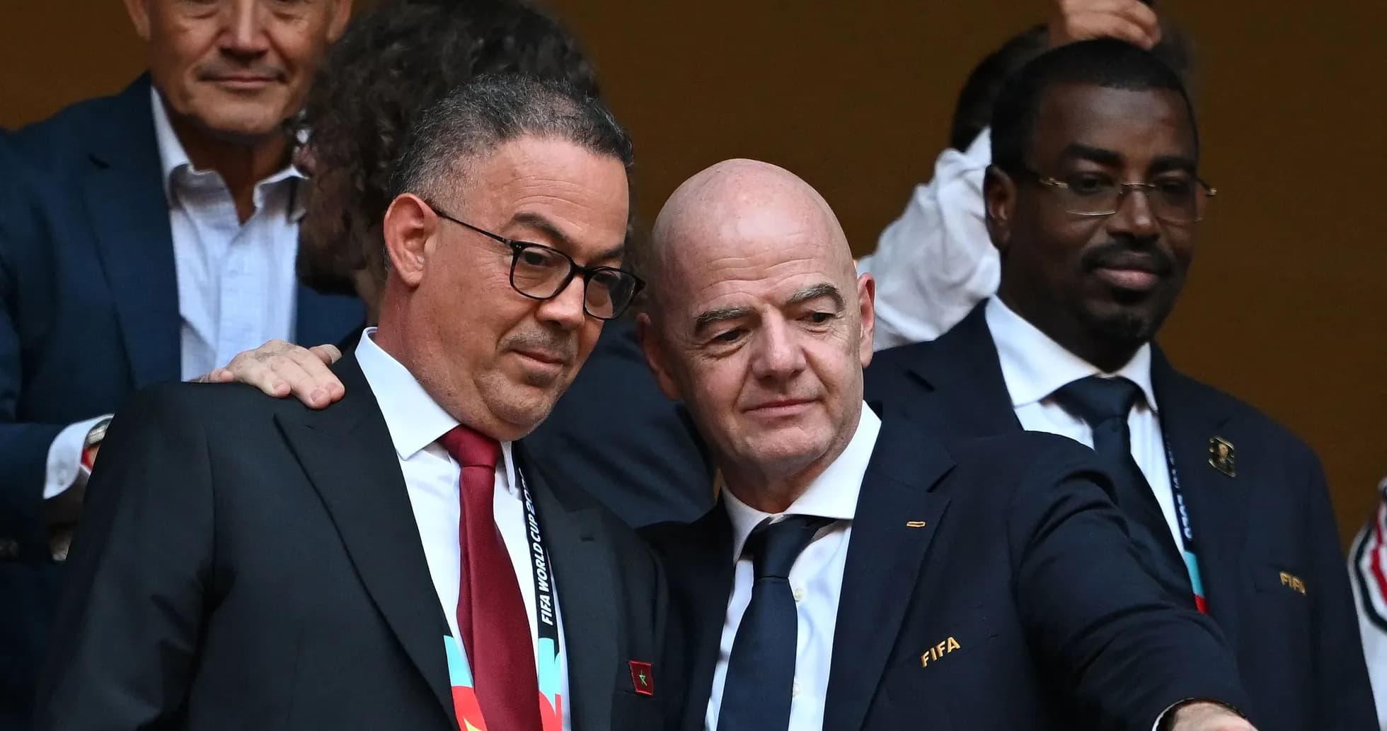 Dirigeants de la FIFA discutant lors d'un événement Dirigeants de la FIFA discutant lors d'un événement