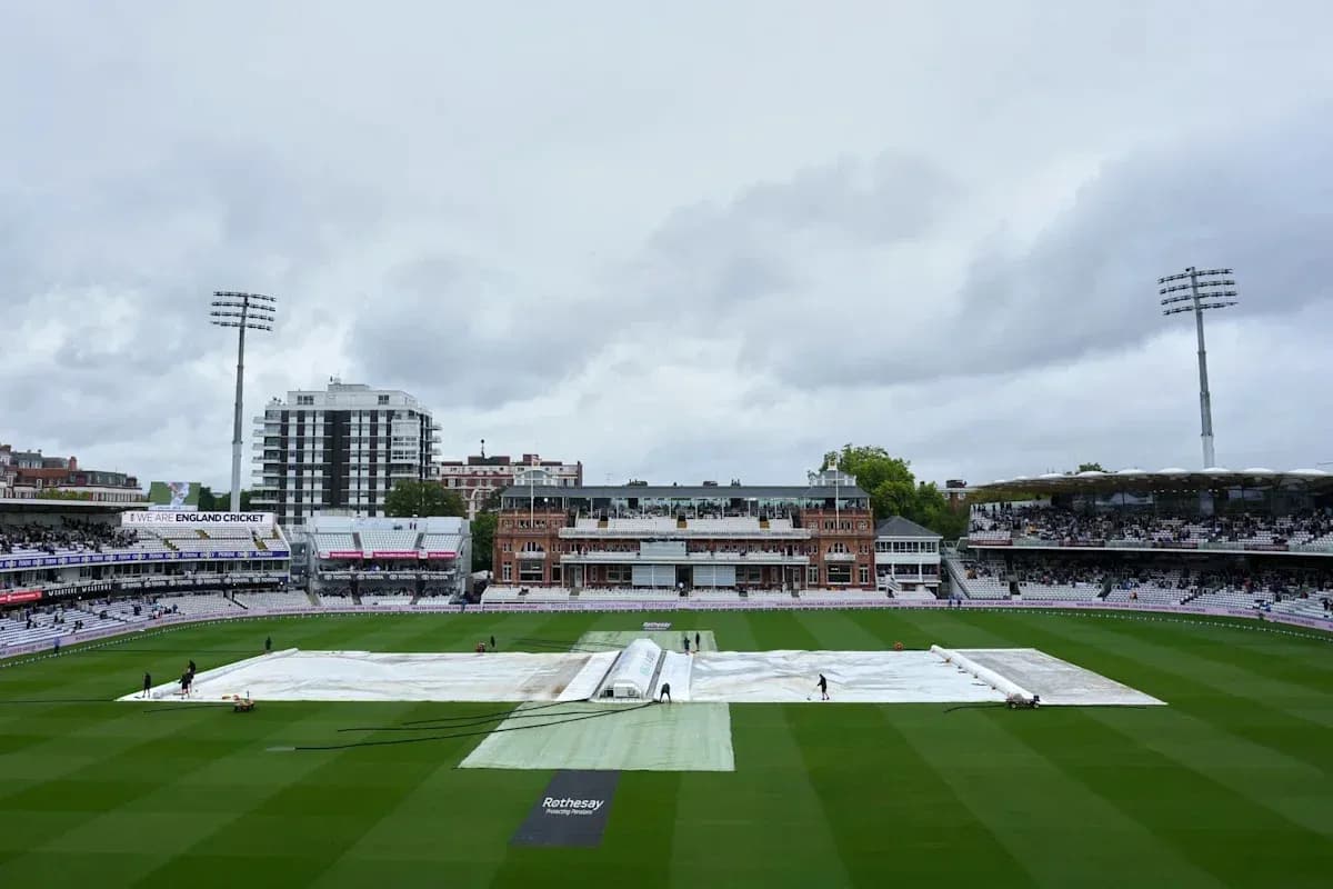 Terrain de cricket recouvert d'une bâche à Lord's Terrain de cricket recouvert d'une bâche à Lord's