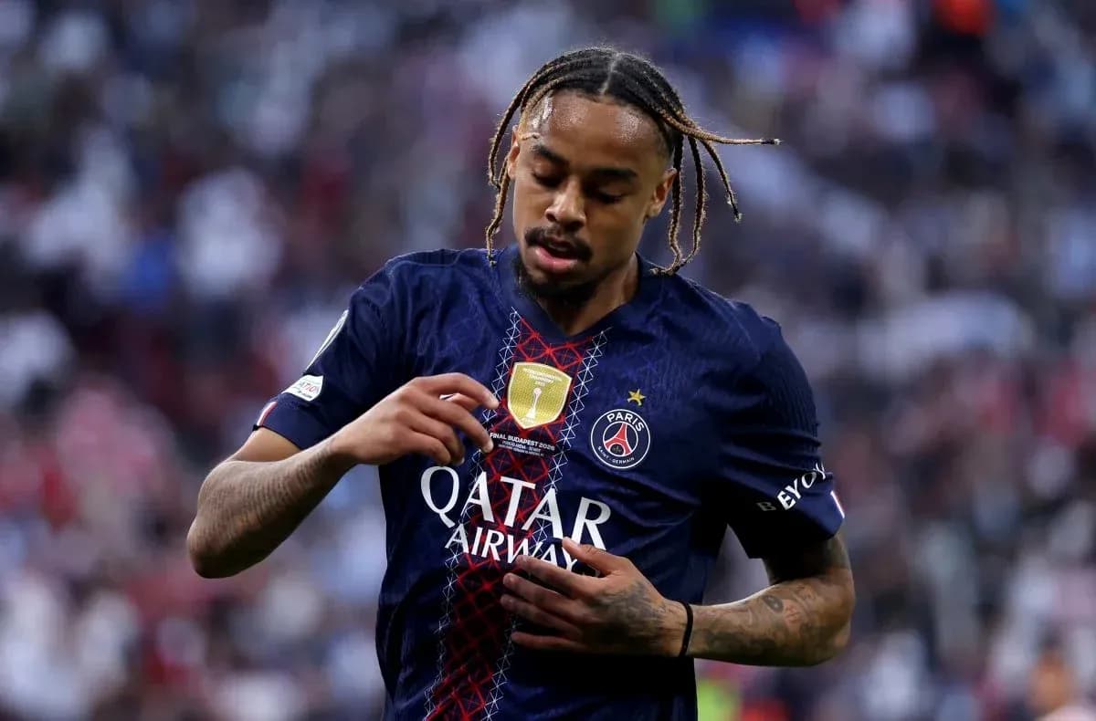 Joueur du PSG touchant son maillot pendant le match Joueur du PSG touchant son maillot pendant le match