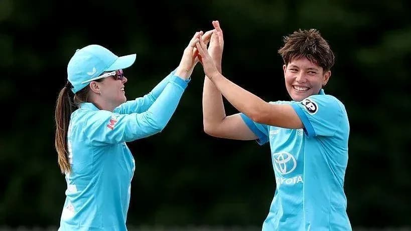 Deux joueuses de cricket célébrant une prise Deux joueuses de cricket célébrant une prise
