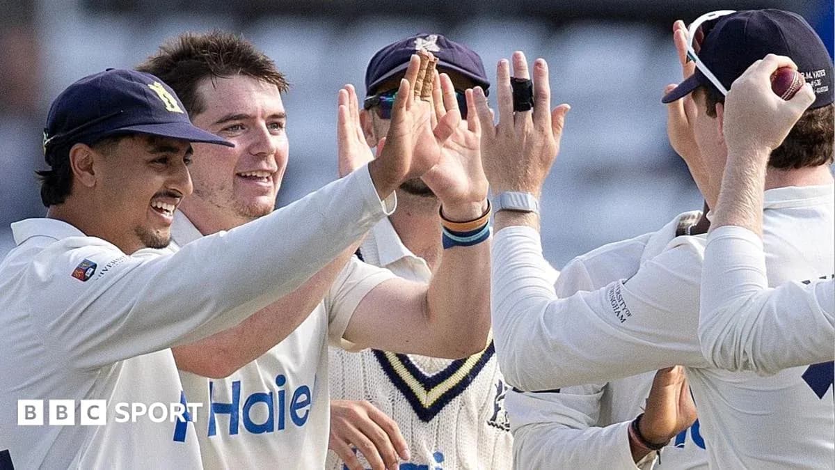 Joueurs de cricket se félicitant après un point marqué Joueurs de cricket se félicitant après un point marqué