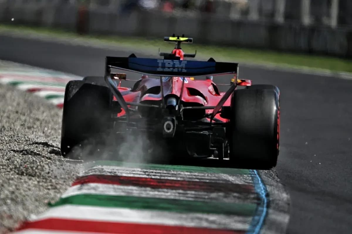 Voiture de Formule 1 sur circuit avec fumée Voiture de Formule 1 sur circuit avec fumée