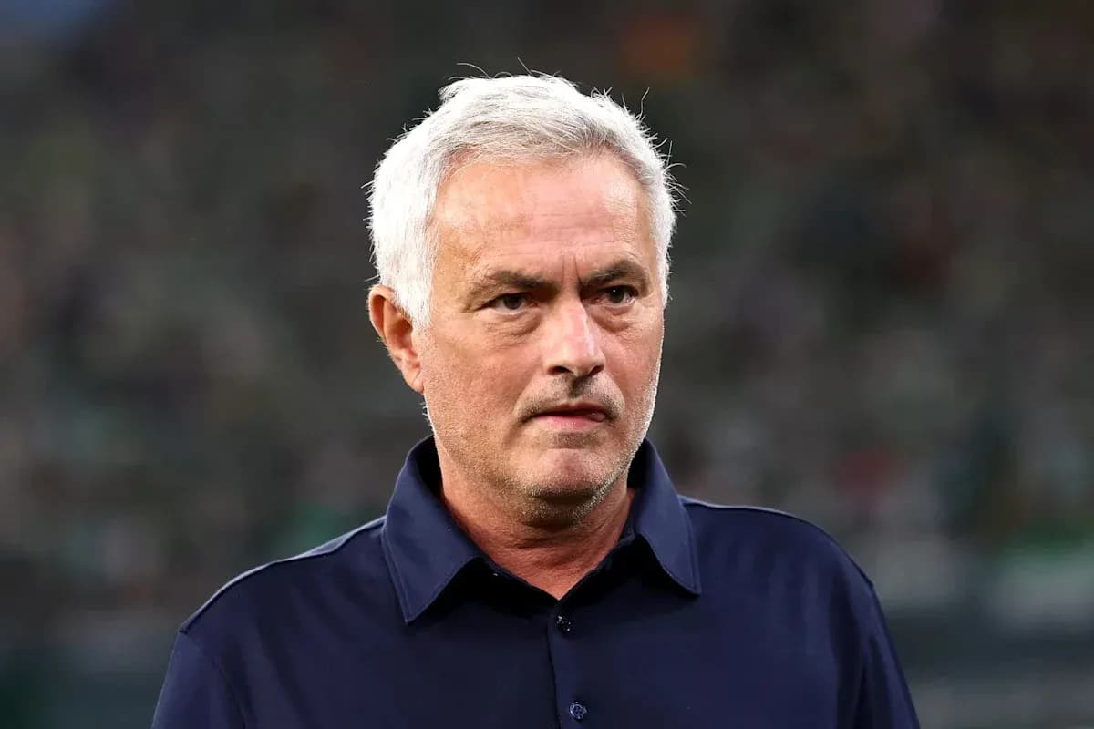 Entraîneur observant le match depuis la touche Entraîneur observant le match depuis la touche