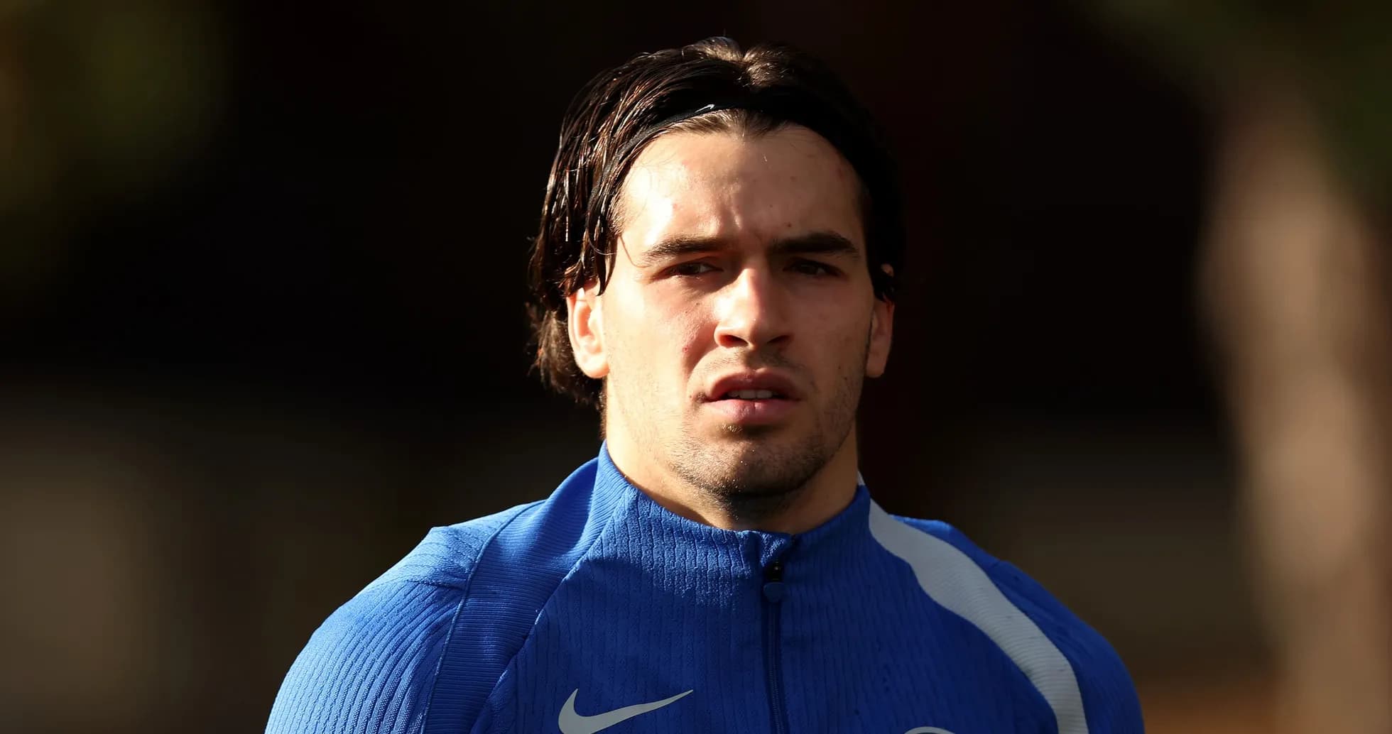 Joueur en tenue d'entraînement bleu, regard sérieux Joueur en tenue d'entraînement bleu, regard sérieux